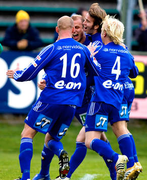Stefan Ålander, Sundsvall, har precis nickat in 3-2, Joel