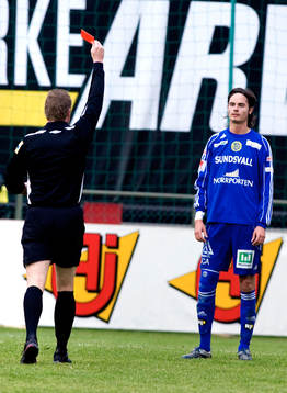 Mikael Lustig, Sundsvall, blir utvisad