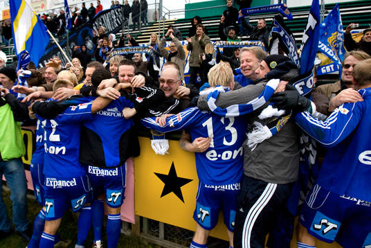 spelarna kramas om av fansen, publiken, jubel
