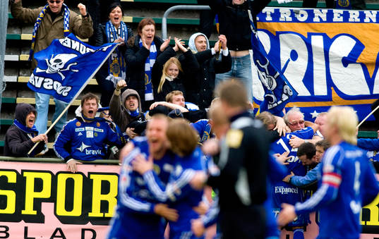 Stefan Ålander, Sundsvall, har precis nickat in 3-2,