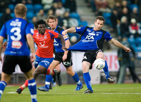 Razak Omotoyossi och Hans Mattisson, tröjdragning