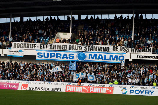 Malmös supportrar visar en banderoll över deras