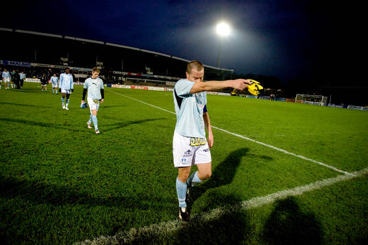 Daniel Andersson, lagkapten i Malmö, lämnar stadion