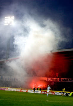 Halva långsidan på Malmö stadion rökfylldes