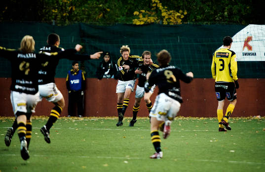 AIK-spelarna springer och gratulerar Oscar Englund till