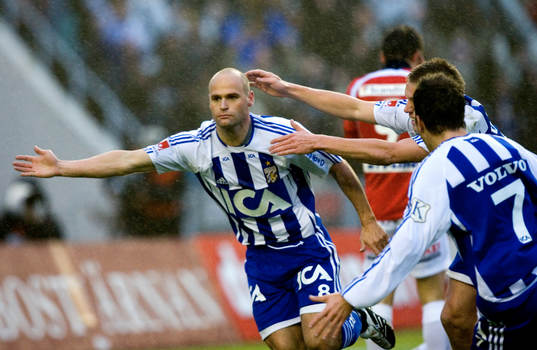 1-0, Thomas Olsson och alla vill gratta. Jubel