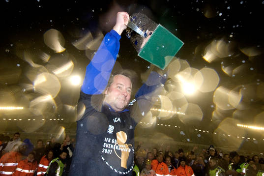 Stefan Rehn, tränare, höjer Lennart Johanssons pokal.
