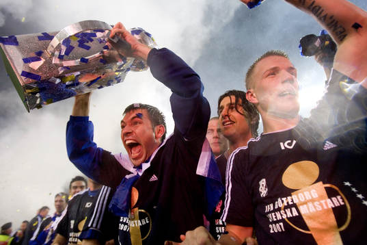 Stefan Selakovic höjer Lennart Johanssons pokal. Svenska