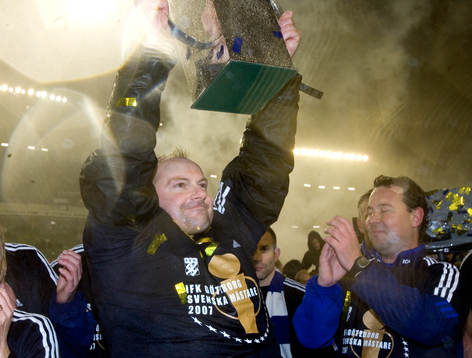 Håkan Mild höjer Lennart Johanssons pokal. Svenska