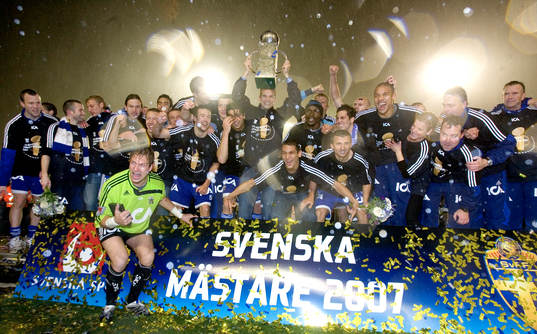 IFK Göteborg höjer Lennart Johanssons pokal. Svenska
