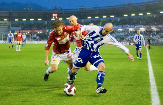 Segerorganisatören Thomas Olsson dras i tröjan av Jonas