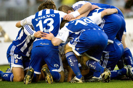 1-0 Thomas Olsson, som överfalls av glada lagkompisar.