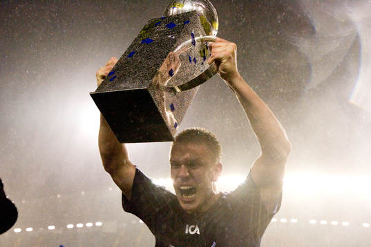 Pontus Wernbloom höjer Lennart Johanssons pokal. Svenska