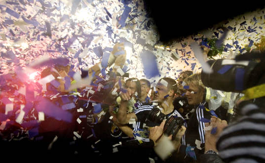 IFK höjer Lennart Johanssons pokal. Svenska Mästare,