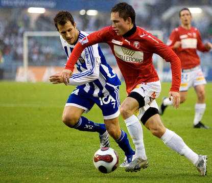 Andreas Wihlborg håller undan för Tobias Hysén,