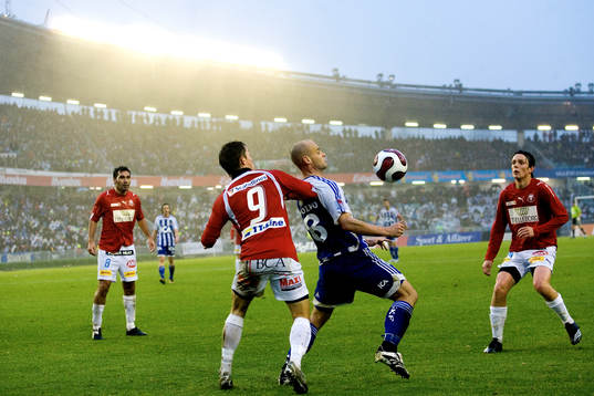 Thomas Olsson tar ner bollen, Andreas Wihlborg stör