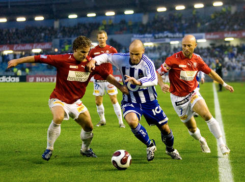 Thomas Olsson bryter fram mellan Jonas Bjurström och