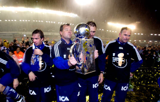 Stefan Rehn, tränare, IFK Göteborg, lyfter Lennart