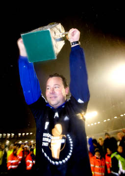 Stefan Rehn, tränare, IFK Göteborg, lyfter bucklan,