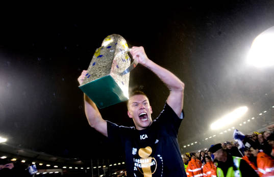 Pontus Wernbloom, IFK Göteborg, lyfter Lennart Johanssons