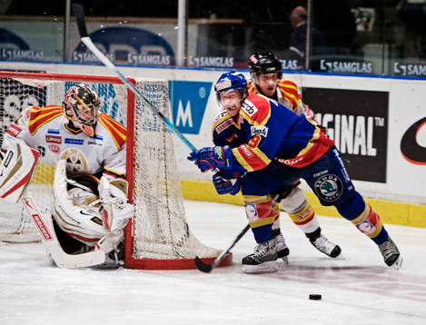Kristofer Ottosson, Djurgården, tacklas av Mikael Lind,