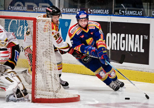 Kristofer Ottosson, Djurgården, tacklas av Mikael Lind,