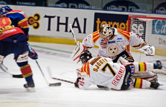 Christian Eklund, Djurgården, skjuter ett skott mot mål
