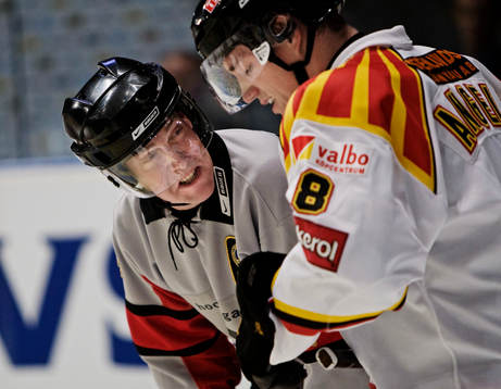 Domare Morgan Johansson i samspråk med Nicholas Angell,