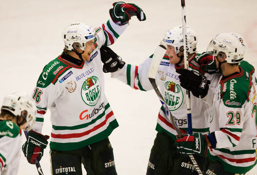 David Laudius, gör 1-1 grattas av Stefan Erkgärds och