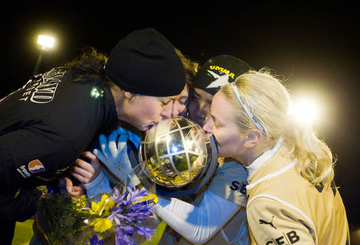Umeå kysser pokalen. Svenska mästare, SM-guld, pokal