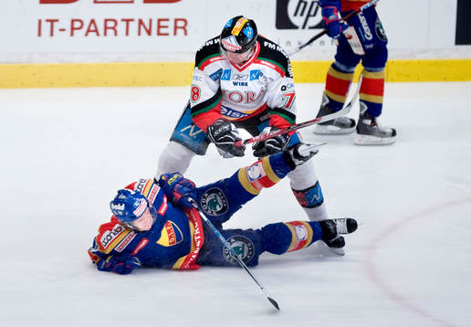 Mikael Simons, Mora, trycker ned Nicklas Danielsson,