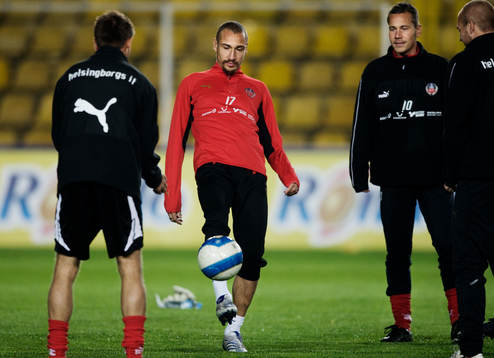Henrik Larsson trixar med bollen
