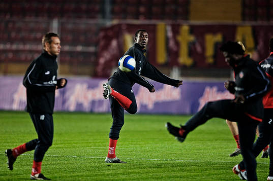 Olivier Karekezi jonglerar med bollen