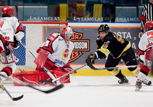 Kristian Gahn, AIK, trycker på David Rautio, Målvakt,