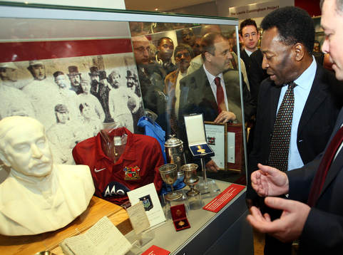 Pelé besöker Bramall Lane, världens äldsta