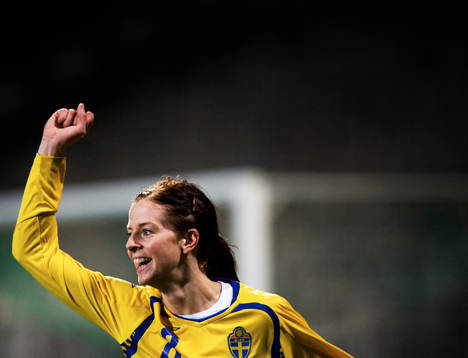 Lotta Schelin, gör Sveriges 1-4 mål och 1-2 mål jubel