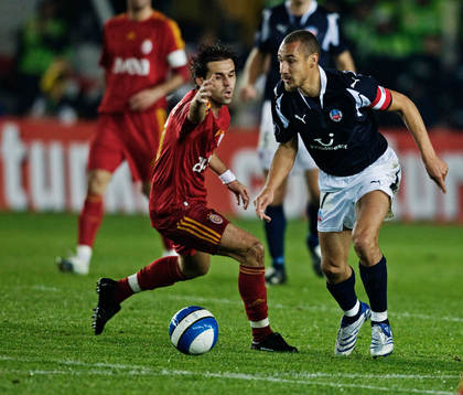 Henrik Larsson tar sig förbi en Galatasaray-spelare