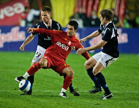 Arda Turan, Galatasaray, tacklas av Erik Wahlstedt,