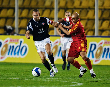Henrik Larsson, Helsingborg, tar sig förbi Hasan Sas,
