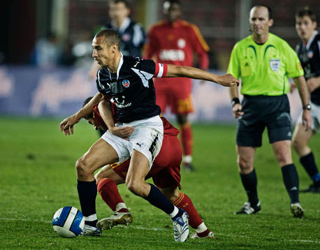 Henrik Larsson låter sig inte stoppas av en