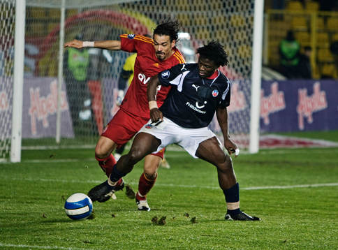 Servet Çetin, Galatasaray, tacklar Razak Omotoyossi,