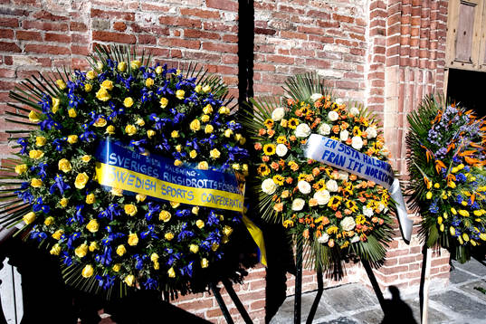 Blommor, kransar från Sveriges Riksidrottsförbund och IFK