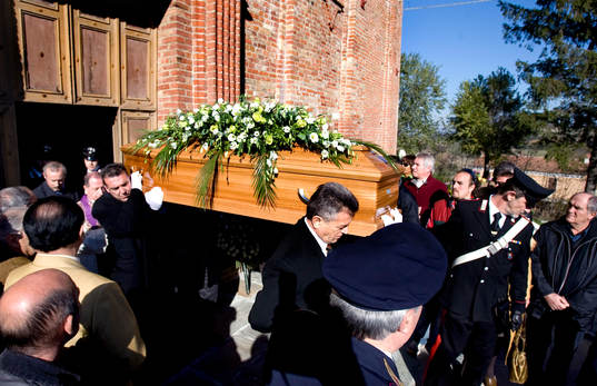 Kistan bärs ut ur kyrkan, kyrka