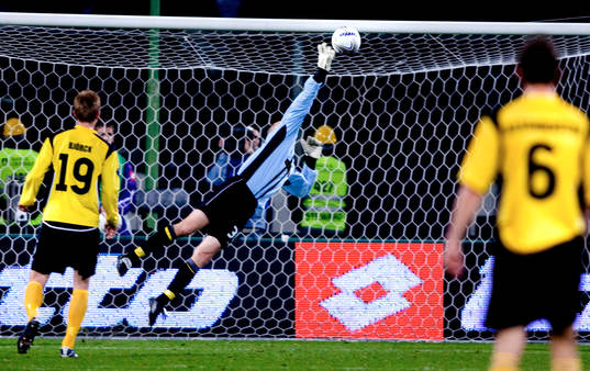 Johan Wiland, målvakt, Elfsborg, gör en räddning