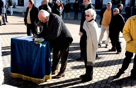 Kurt Kurre Hamrin skriver i kondoleansboken tilsammans med