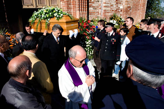 Kistan bärs ut ur kyrkan