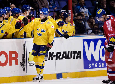 Andreas Holmqvist, Sverige, gratuleras för sitt mål medan