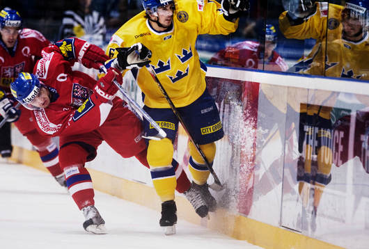 Fredrik Lindgren, Sverige, tacklas av en tjeck