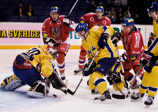 Jhonas Enroth, målvakt, Sverige, räddar ett skott. Johan