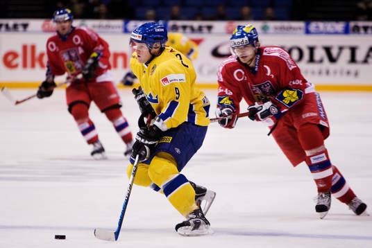 Tony Mårtensson, Sverige, tar sig igenom försvaret